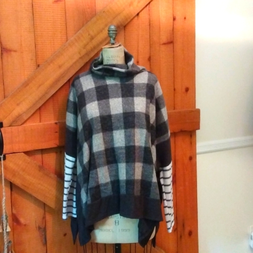 Pullover sweater plad with stripe sleeve